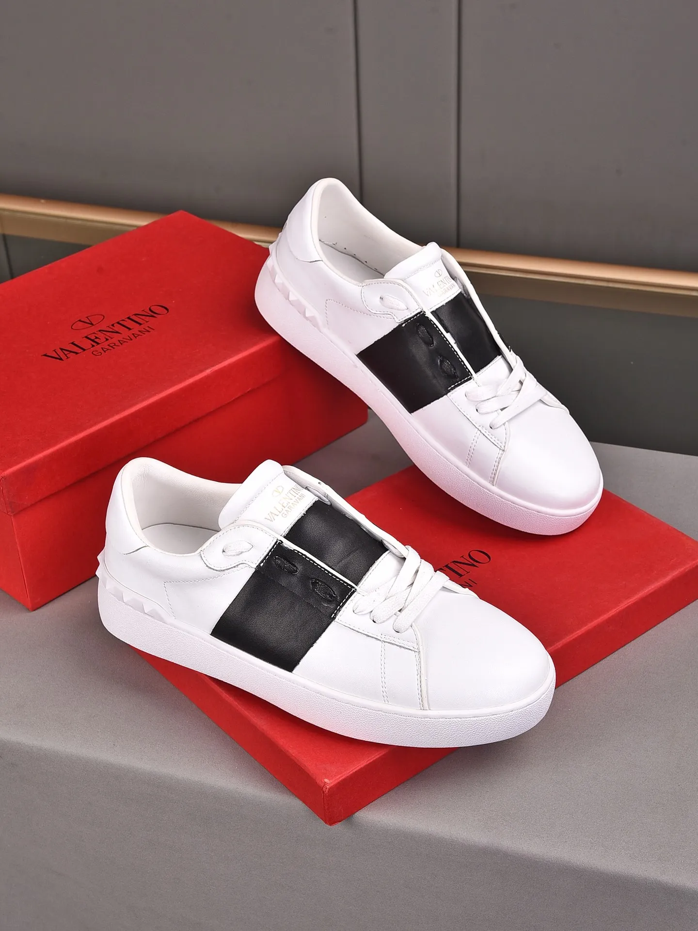 Men's shoes 440💰 (men and women couples) Valentino classic color matching series casual shoes. Made with heavy craftsmanship, good products pay attention to every detail. A must-have trendy item that can be worn all year round, it has been worn by many celebrities and Internet celebrities~~Imported cowhide surface, unique design concept, sheepskin lining, counter quality. Women’s clothing 35-40. Men’s clothing 39-44, 45-46 (returns and exchanges are not supported for custom-made items)